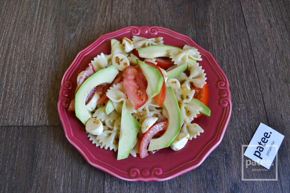 Теплый салат с фарфалле, помидорами и моцареллой - Шаг 12