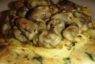 Куриные сердечки в сырном соусе.