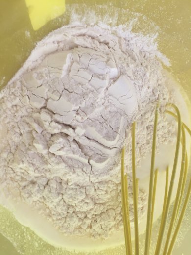 Заливной пирог с капустой и яйцом на кефире - Шаг 7