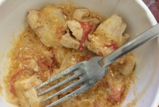 Курочка с помидорами и сметаной.