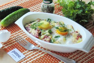 Картофель с салями и яйцами