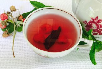 Вкусный чай с малиной и мятой