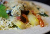 Белая спаржа на пару с индейкой, грибами и сливочным соусом