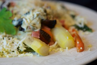 Белая спаржа на пару с индейкой, грибами и сливочным соусом