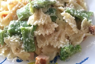 Фарфалле с копченой курицей и овощами