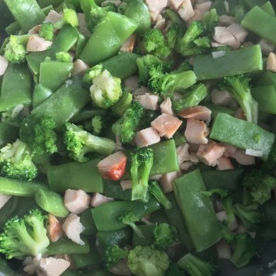 Фарфалле с копченой курицей и овощами - Шаг 4