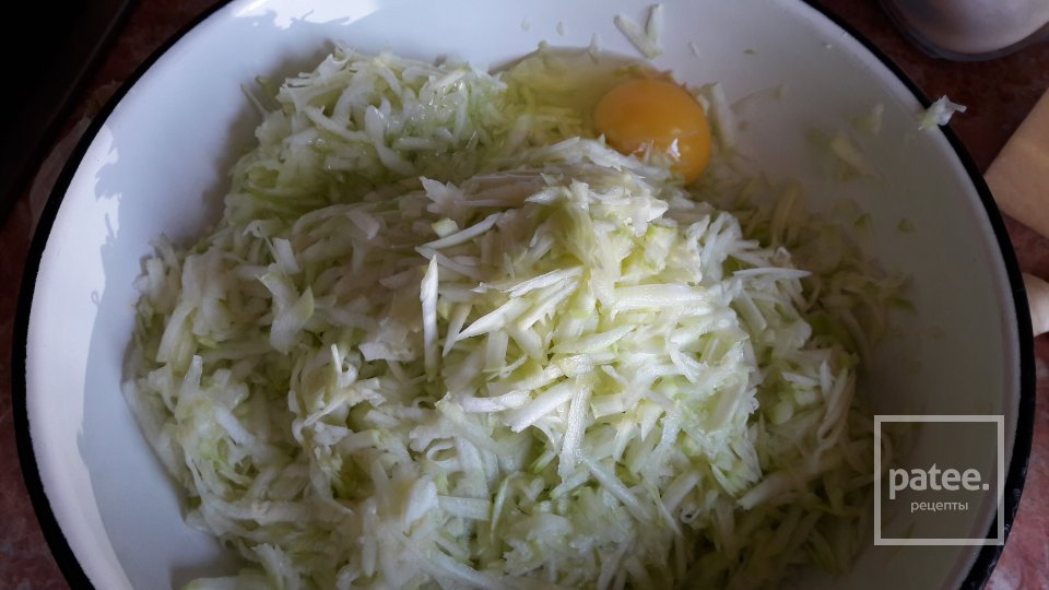 Кабачковы оладушки с сырной начинкой - Шаг 2