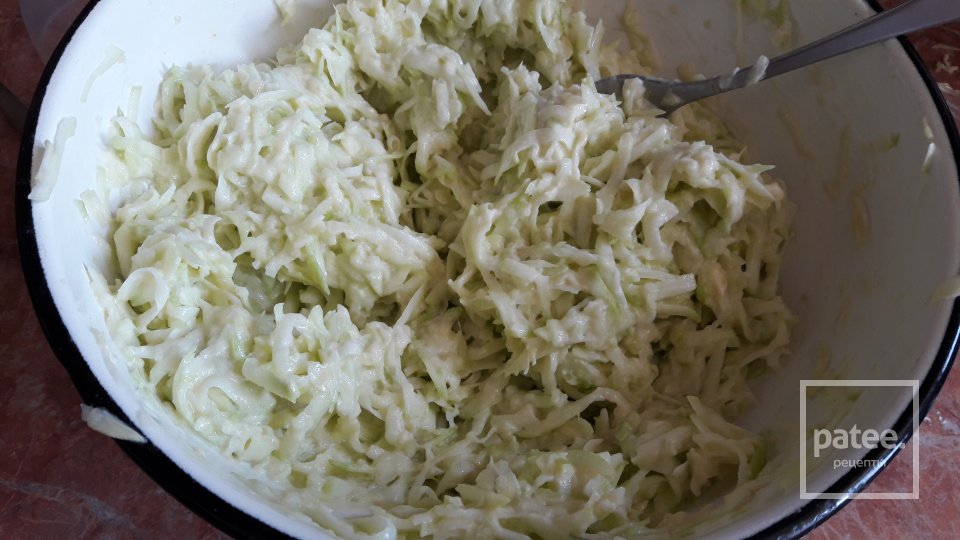 Кабачковы оладушки с сырной начинкой - Шаг 3