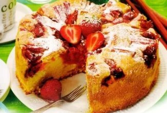 Клубничная шарлотка .