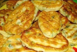 Оладьи с яйцом и зелёным луком.