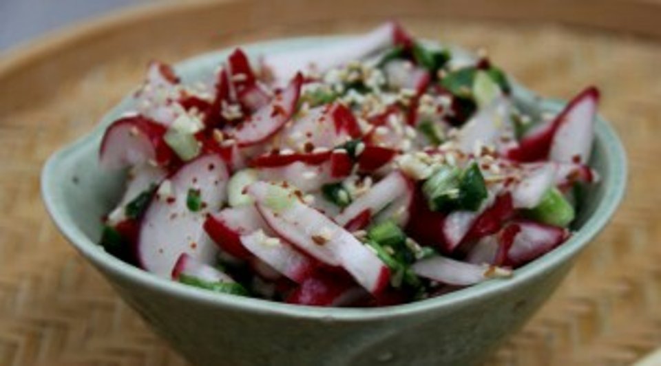 Редис по корейски. Редиска по корейски. Постный салат из моркови. Редис по корейски. Корейские салаты из редиса.