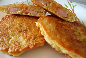 Оладьи из кабачков с сосисками.