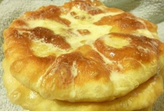 Нежно-румяные пышки со сметаной и сахаром.