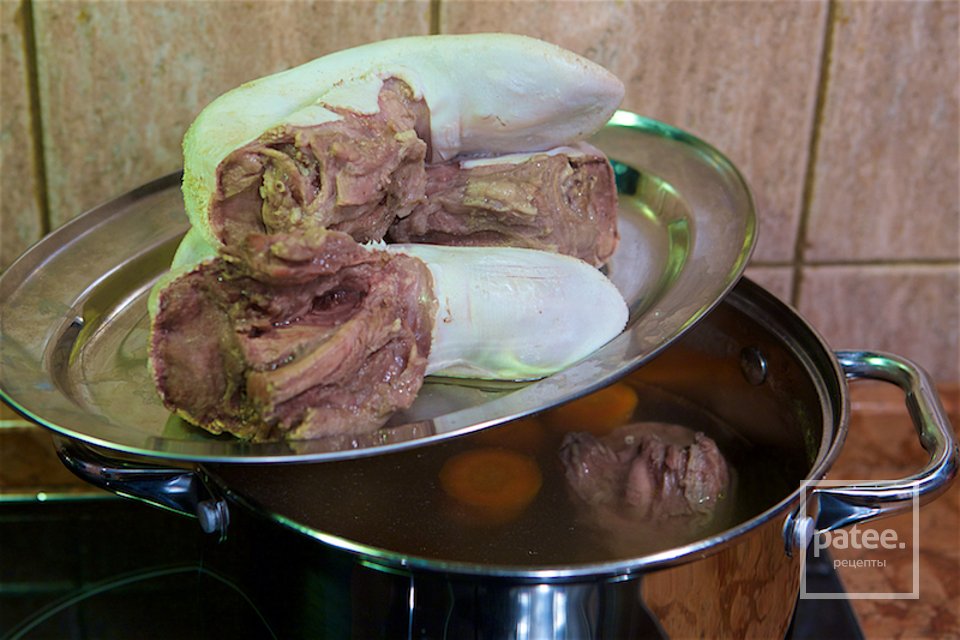 БОГАТАЯ ОКРОШКА ИЗ ЗЕЛЁНЫХ РАЗНОСТЕЙ С ТЕЛЯЧЬИМИ ЯЗЫКАМИ - Шаг 19