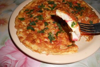 Омлет с крабовыми палочками.
