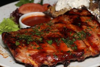 Запечённые свиные рёбрышки с вкусным томатным соусом.