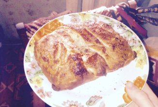 Шоколадный *скажем пирог* или булка с орехами.