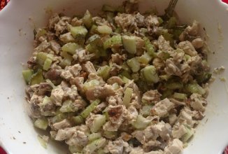 Интересный салат с куриной грудкой, шампиньонами и орехами