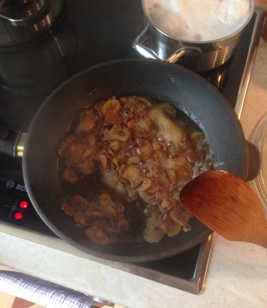 Интересный салат с куриной грудкой, шампиньонами и орехами - Шаг 1