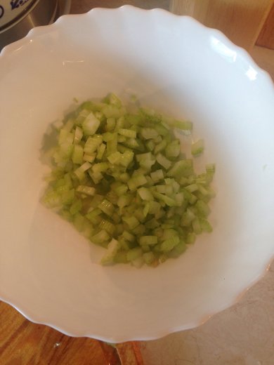 Интересный салат с куриной грудкой, шампиньонами и орехами - Шаг 2