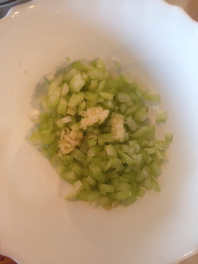 Интересный салат с куриной грудкой, шампиньонами и орехами - Шаг 3