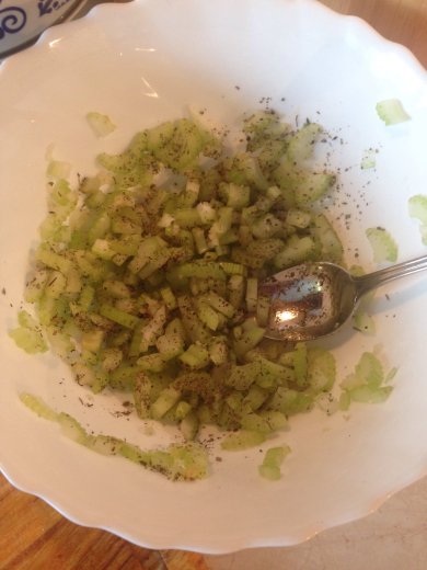 Интересный салат с куриной грудкой, шампиньонами и орехами - Шаг 4