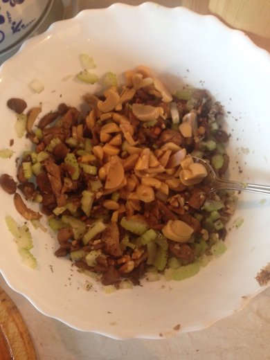 Интересный салат с куриной грудкой, шампиньонами и орехами - Шаг 5