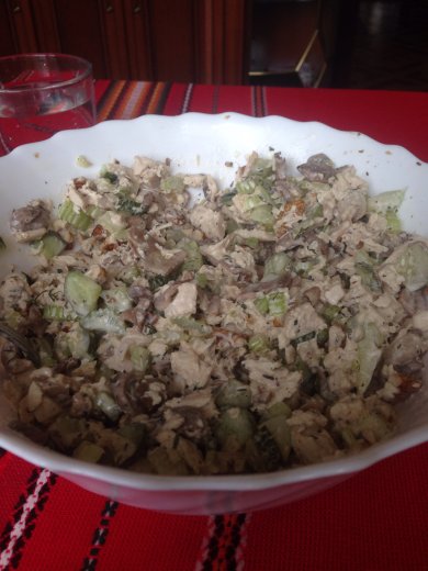 Интересный салат с куриной грудкой, шампиньонами и орехами - Шаг 7