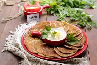 Оладьи с вареным яйцом и зеленью