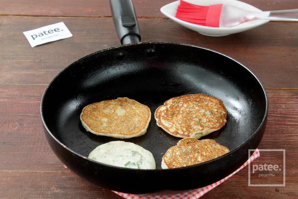 Оладьи с вареным яйцом и зеленью - Шаг 12