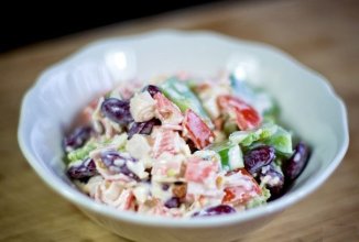 Вкусный салатик с крабовыми палочками и фасолью.