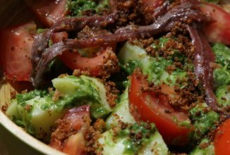 Салат из молодого картофеля с помидорами, анчоусами и хлебными крошками