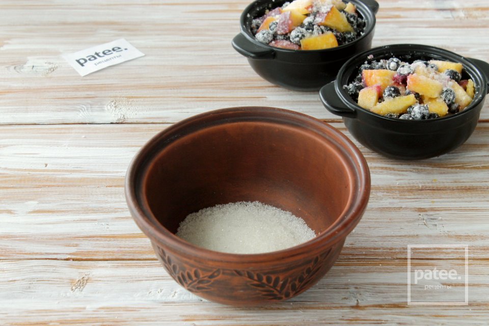 Крамбл с персиками и смородиной - Шаг 7