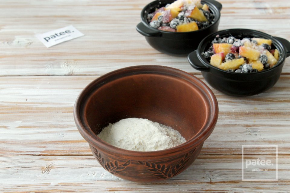 Крамбл с персиками и смородиной - Шаг 8