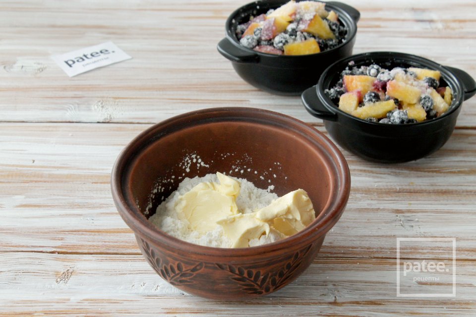 Крамбл с персиками и смородиной - Шаг 9