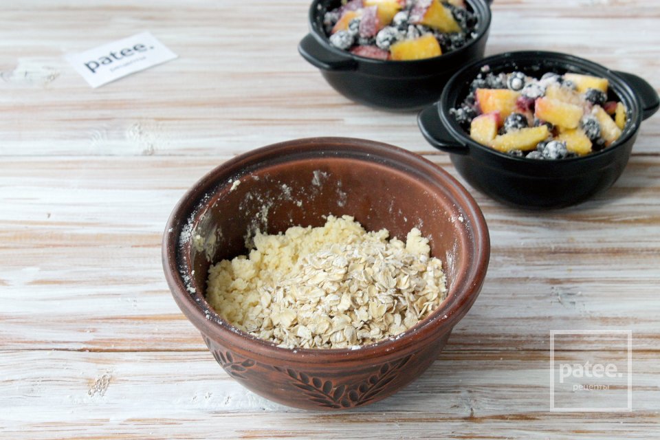 Крамбл с персиками и смородиной - Шаг 10