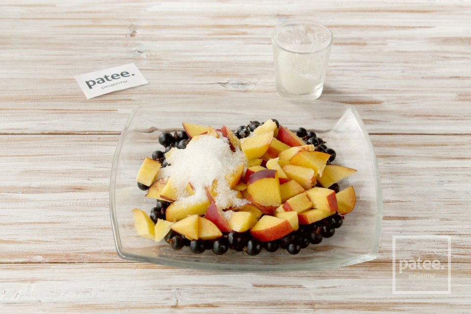 Крамбл с персиками и смородиной - Шаг 4