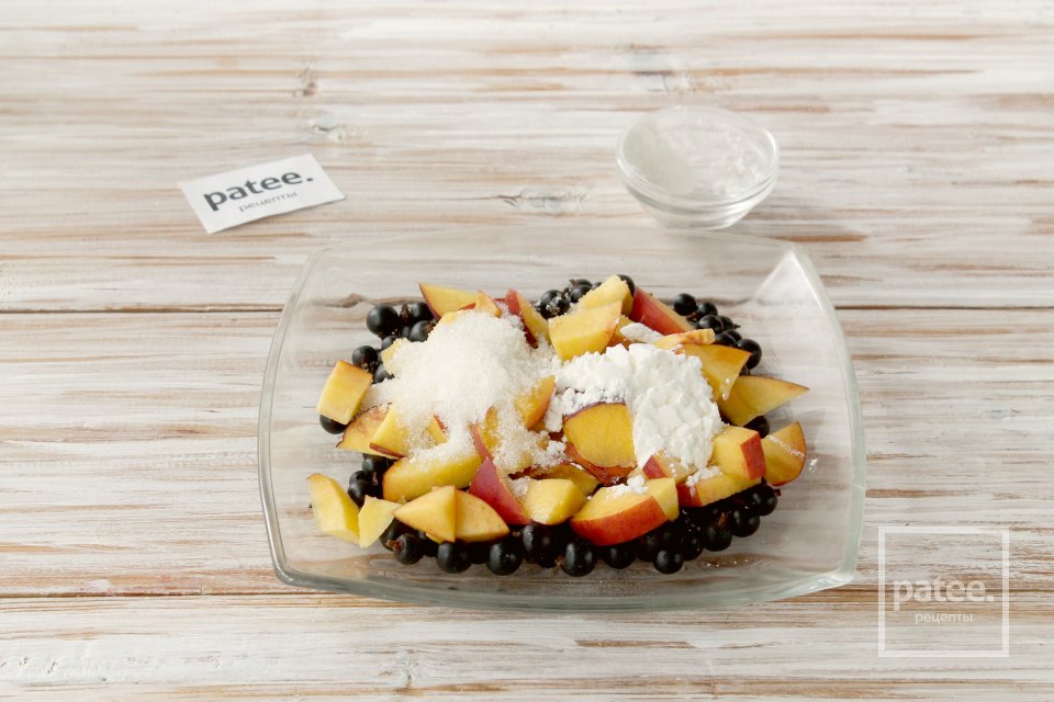 Крамбл с персиками и смородиной - Шаг 5