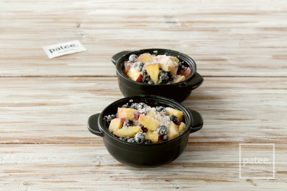 Крамбл с персиками и смородиной - Шаг 6