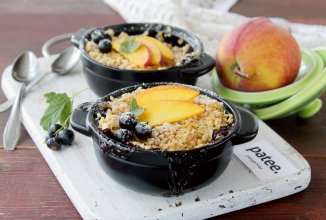 Крамбл с персиками и смородиной