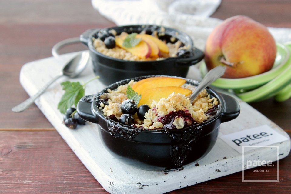 Крамбл с персиками и смородиной - Шаг 12