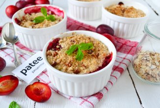 Сливовый крамбл с миндалем и овсяными хлопьями