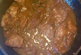 Тушёная индейка в вине и брусничном соусе😋