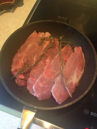 Тушёная индейка в вине и брусничном соусе😋 - Шаг 1