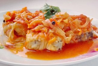 Рыба под овощным маринадом