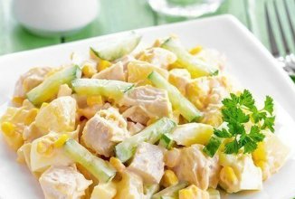 Легкий салат с куриной грудкой и кукурузой 
