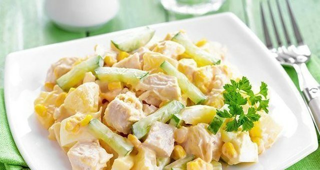 Легкий салат с куриной грудкой и кукурузой 