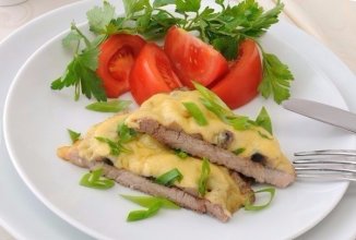 Запеченное мясо с грибами и сыром