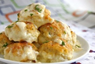 Нежные куриные шарики в сырно-сливочном соусе