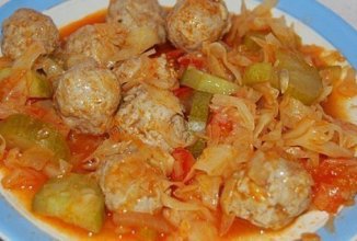Куриные тефтели тушеные в томатном соусе с капустой.